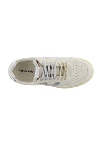 Beige suède sneaker met zilveren glitter accenten aan de zijkant, zilveren en beige veters, geperforeerde neus en "victoria" logo op de binnenzool en tong.