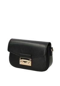 Borsa a tracolla in pelle nera con pattina pieghevole, dettagli in oro, forma rettangolare e design compatto. Presenta una tracolla rimovibile.