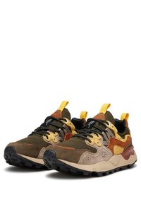 Mnohobarevné sportovní boty s kombinací hnědých, žlutých a zelených materiálů. Svršek z nubuku a síťoviny s černými tkaničkami a texturovanou gumovou podrážkou.