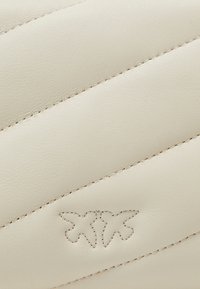 Pinko LOVE BABY - Skulderveske - white