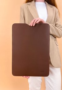 Gusti Leder LUCIO L - Computertasker - braun
