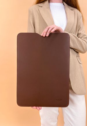 Gusti Leder LUCIO L - Computertasker - braun