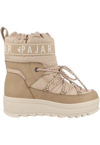 Bota de invierno impermeable beige con caña acolchada, cordón elástico, cordones redondos y suela de goma texturizada. Presenta una banda con el logo en la parte superior.