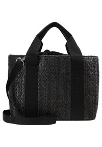 Bolsa de tote tejida negra con un patrón texturizado, que cuenta con asas superiores dobles y una correa ajustable para usar como bandolera.