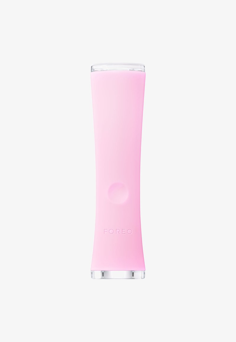 Pinkes Schönheitsgerät aus Silikon mit glatter, geschwungener Form, transparentem Sockel und dezent erhabenen Punktdetails. Mit dem "FOREO"-Logo versehen.