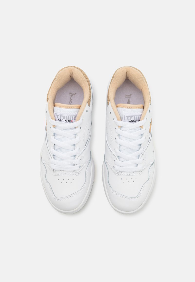 Weisse Leder-Sneaker mit glatter Oberfläche, perforierter Zehenbox und beigen Wildleder-Akzenten an der Ferse. Schnürverschluss und gepolsterter Schaft.