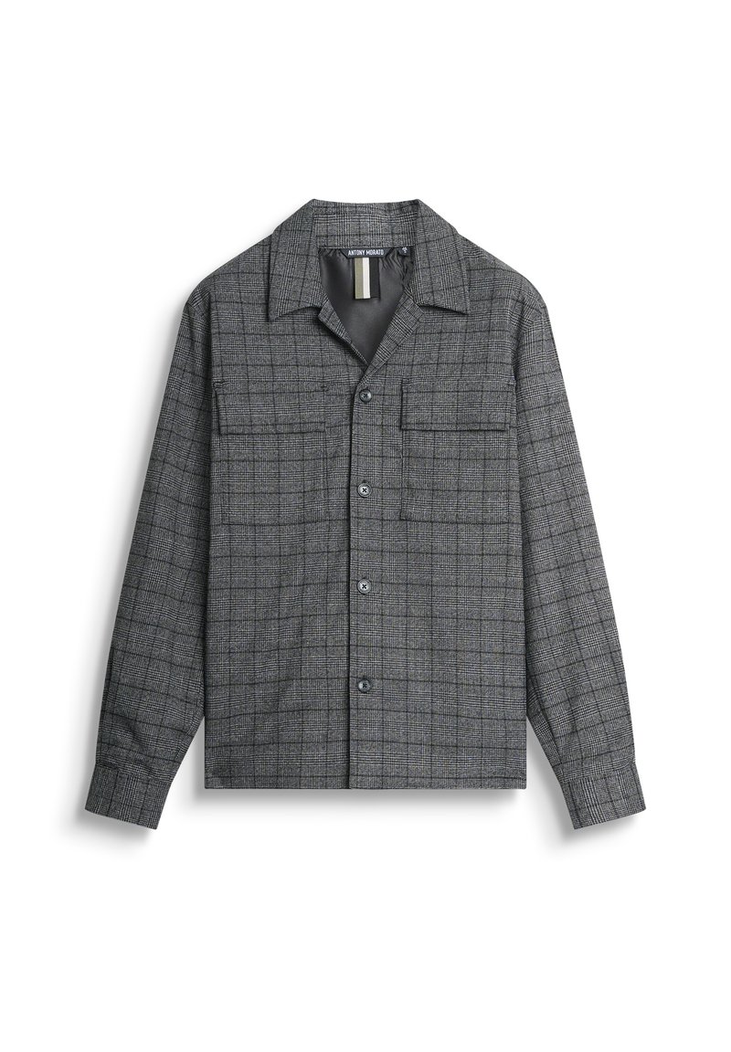 Camicia a quadri grigia con bottoni, realizzata in tessuto testurizzato, con colletto casual, due tasche frontali e bottoni scuri.