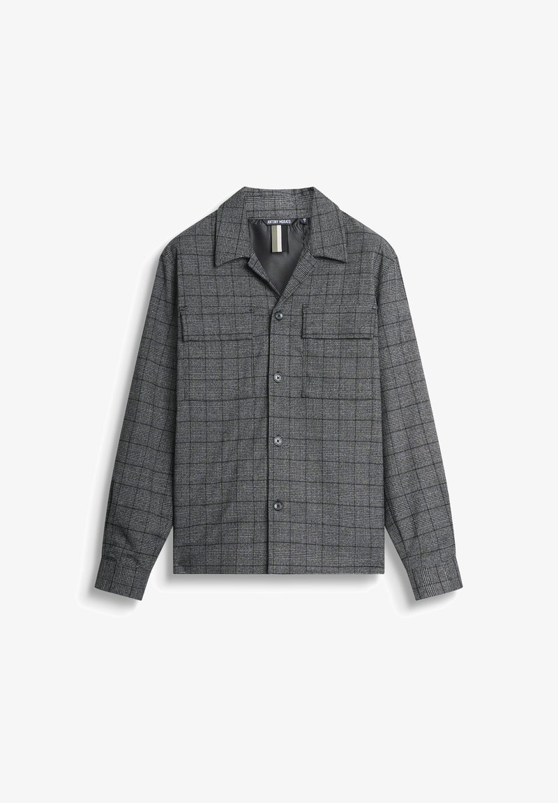 Camicia a quadri grigia con bottoni, realizzata in tessuto testurizzato, con colletto casual, due tasche frontali e bottoni scuri.