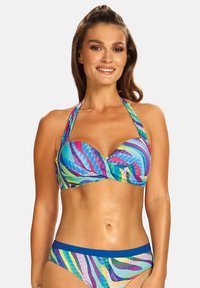 Kolorowy zestaw bikini z topem z skręconym przodem w niebieskie, zielone i różowe abstrakcyjne wzory oraz dopasowanymi majtkami z niebieskim pasem.