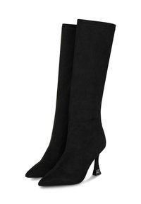 Botas altas de ante negro hasta la rodilla con punteras afiladas y tacones curvados y delgados, que presentan un sutil acento metálico cerca de la base.