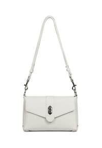 Borsa a tracolla in pelle bianca testurizzata con chiusura a patta, caratterizzata da dettagli in metallo argentato e tracolla regolabile. Forma rettangolare compatta.