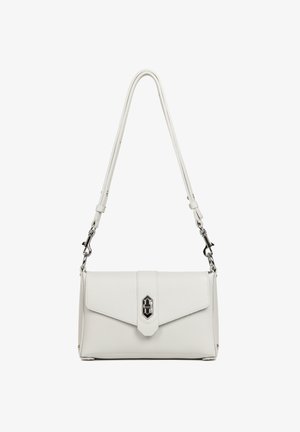 Borsa a tracolla in pelle bianca testurizzata con chiusura a patta, caratterizzata da dettagli in metallo argentato e tracolla regolabile. Forma rettangolare compatta.