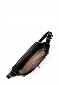 Borsa a tracolla in pelle nera con forma rettangolare, tracolla regolabile e compartimento principale con zip foderato in tessuto beige chiaro.