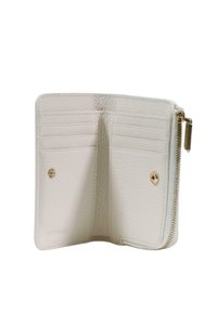 Biały skórzany portfel otwarty, pokazujący sześć miejsc na karty, przegródki na zatrzask i złoty zamek błyskawiczny po prawej stronie.