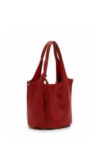 Rote Ledertasche mit strukturiertem Finish, ausgestattet mit zwei Schulterlangen Griffen und einem dekorativen Quast. Abgerundeter Boden und offenes Design.