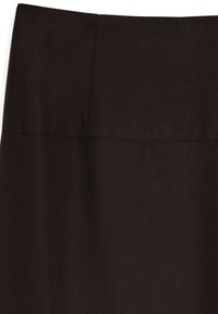 Jupe crayon noire avec une texture lisse, présentant un design simple et ajusté ainsi qu'une taille nette. Sans motifs ni accents visibles.