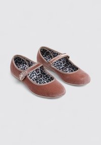 Zapatos Mary Jane de terciopelo marrón con punta redonda, correa con hebilla y un forro interior de estampado de leopardo. Suelas planas con un diseño sencillo.