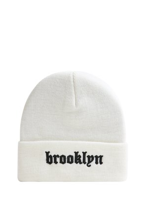 Cappello di lana bianco con risvolto, caratterizzato dalla parola "brooklyn" ricamata in nero, che mostra una texture morbida e un design aderente.