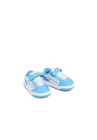 Sneakers azzurri chiari realizzati in materiale sintetico con accenti bianchi, dotati di lacci e di una cintura in Velcro per facilitarne l'indossamento. Design con punta arrotondata.