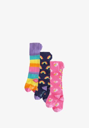 Trois paires de chaussettes : une paire unie violette, une paire rayée en rose, jaune, sarcelle, et une paire marine avec des motifs arc-en-ciel, plus une paire rose avec des cœurs colorés.
