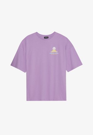 T-shirt en coton lavande à manches courtes, avec un petit graphique d'arbre à palmiers jaune et d'onde imprimé sur la zone du sein gauche.