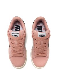 Roze stoffen sneakers met een zwarte zijstreep, platte veters en een gestructureerd oppervlak. Witte rubberen zool met een ruitvormig binnenzoolontwerp.