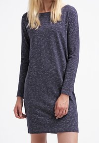 Abito lungo a maniche lunghe di colore blu navy, realizzato in un morbido tessuto testurizzato, con una vestibilità comoda e un collo rotondo, che arriva sopra le ginocchia.