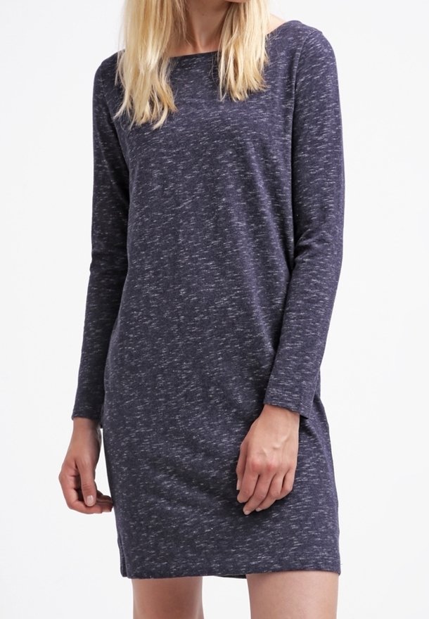 Abito lungo a maniche lunghe di colore blu navy, realizzato in un morbido tessuto testurizzato, con una vestibilità comoda e un collo rotondo, che arriva sopra le ginocchia.