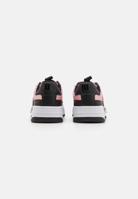 Svarta och rosa sneakers med en slät ovandel, hälflik och vit mittsula. Texturerad gummi sula för grepp.