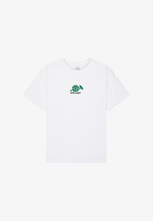 T-shirt bianca in cotone con una piccola grafica verde di una lumaca che suona una tromba con testo stilizzato sotto. Maniche corte, scollo rotondo.