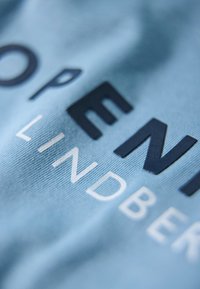 Lindbergh Printtipaita - lt iron blue