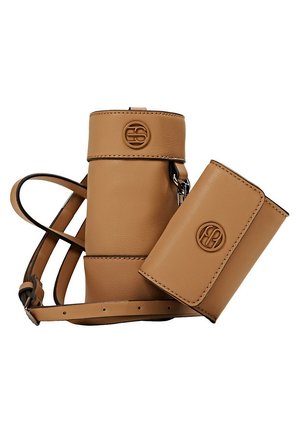 Sac bandoulière en cuir tan avec sangle réglable et portefeuille assorti, tous deux ornés d'un logo rond embossé et de coutures détaillées.