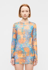 Μάκρος μανίκι, διάφανο φόρεμα με πορτοκαλί και μπλε λουλουδάτο μοτίβο και καλλιτεχνικές λεπτομέρειες. Λείο, ελαφρύ υλικό. Κοντό μήκος.