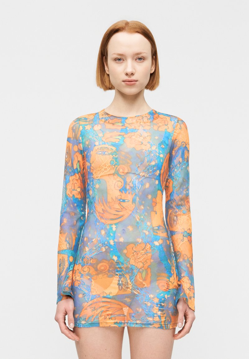 Μάκρος μανίκι, διάφανο φόρεμα μ ε πορτοκαλί και μπλε λουλουδάτο μοτίβο και καλλιτεχνικές λεπτομέρειες. Λείο, ελαφρύ υλικό. Κοντό μήκος.