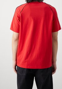 adidas Originals Triko s potiskem - red