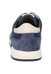 Marineblaue Wildledersneaker mit einer weißen Gummisohle. Verfügt über einen glatten Lederakzent an der Ferse und ein strukturiertes Innenfutter.