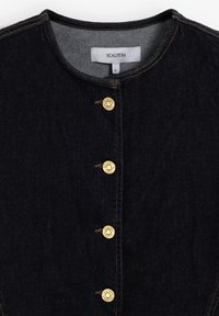 Donkere spijkerjack met ronde hals, voorzien van gouden knopen aan de voorkant, contrasterende stiksels en een label met de tekst "SCALPERS" maat S.