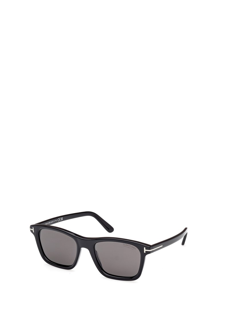 Schwarze rechteckige Sonnenbrille mit dunklen Gläsern, Kunststoffrahmen und silbernen Akzenten an den Bügeln. Minimalistisches Design mit glatter Oberfläche.