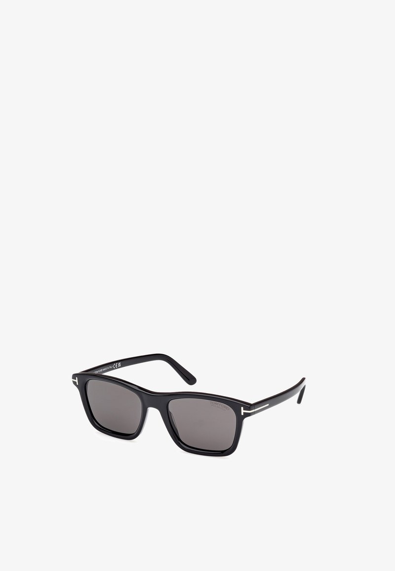 Schwarze rechteckige Sonnenbrille mit dunklen Gläsern, Kunststoffrahmen und silbernen Akzenten an den Bügeln. Minimalistisches Design mit glatter Oberfläche.