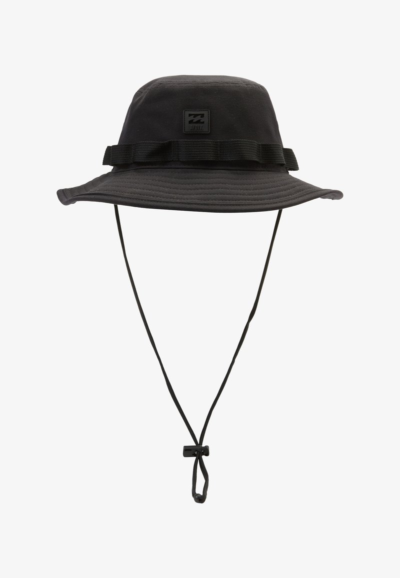 Cappello a secchiello nero con una larga visiera, realizzato in tessuto, caratterizzato da una banda testurizzata e una cintura regolabile con un fermaglio.