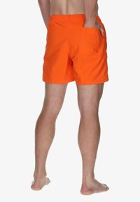 Boxer da bagno arancioni da uomo con vita elastica e tasca laterale, realizzati in tessuto leggero, con un colore uniforme e senza fantasie.