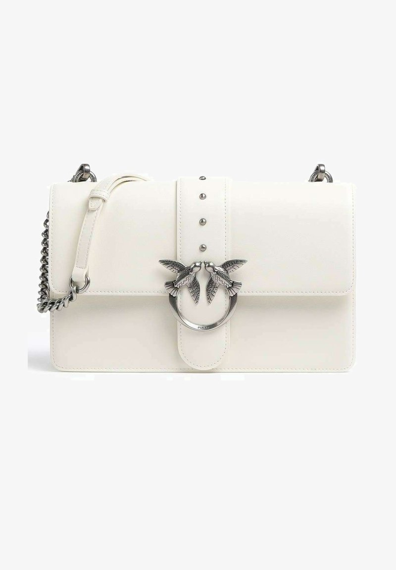 Witte faux leren handtas met zilverkleurige hardware, voorzien van een vogelmotief en studs op de klep. Inclusief kettinghengsel.