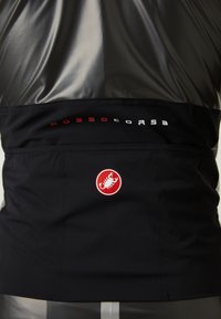 Svart cykeljacka med reflektande detaljer, prydd med "ROSSOCORSA"-logotypen i rött och vitt, tillsammans med ett rött cirkelmärke.