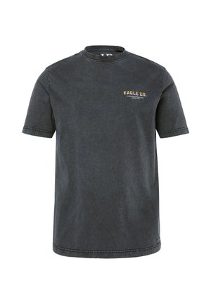 T-paita tummanharmaata puuvillaa, jossa on lyhyet hihat, pyöreä kaula-aukko ja pieni keltainen logo, jossa lukee "EAGLE CO.", vasemmassa rinta-alueessa.