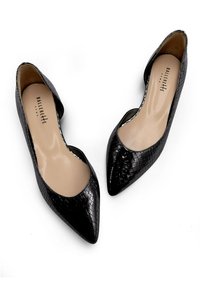 Ballerine a punta con motivo di pelle di serpente nera, con una soletta beige liscia, caratterizzate da un design a scarpetta bassa e una silhouette elegante e minimalista.