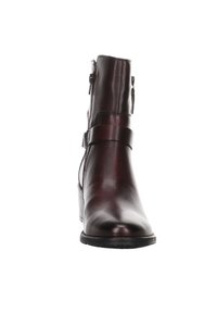 Botín de cuero burdeos con punta redondeada, cremallera lateral y detalle de correa decorativa, con un tacón bajo y suela resistente.