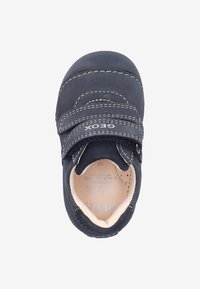 Chaussure d'enfant bleu foncé avec deux sangles Velcro, détails cousus, bout rond, intérieur rembourré et semelle en caoutchouc texturée.