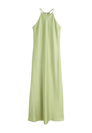 Femme portant une robe longue sans manches vert citron à col halter, des sandales argentées, des boucles d'oreilles créoles argentées et un bracelet argenté sur un fond neutre.