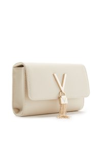 Beige texturovaná kožená kabelka s přehybem, zlatými kovovými doplňky a třásní, která má přívěsek ve tvaru písmena "V".