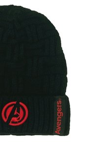 Cappello di lana nera con logo rosso degli Avengers e testo "Avengers" rosso su una patch nera sul risvolto.